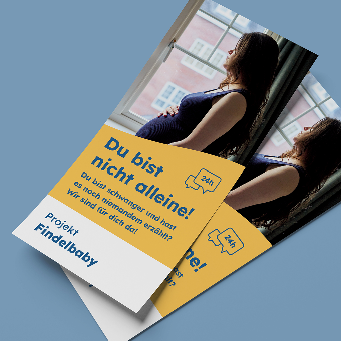 Zwei freigestellte Flyer für das Projekt Findelbaby auf graublauem Hintergrund. Auf dem Flyer ist das Foto einer schwangeren Frau zu sehen, die aus einem Fenster schaut. Die Headline heisst: 