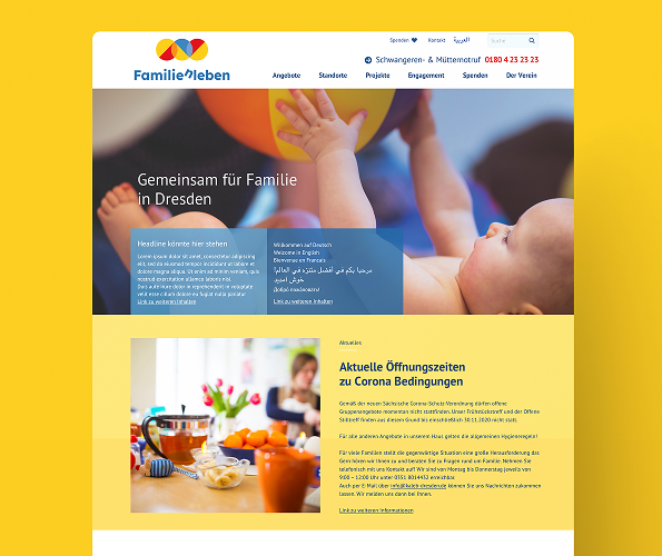 Ein Screenshot der Startseite der Website von Familienleben Dresden e. V. auf gelbem Hintergrund. Die Website zeigt im Headerbereich das Foto eines Babys, das mit einem bunten Wasserball spielt. Es sind außerdem Teaser und das Foto eines gedeckten Frühstückstisches zu sehen.