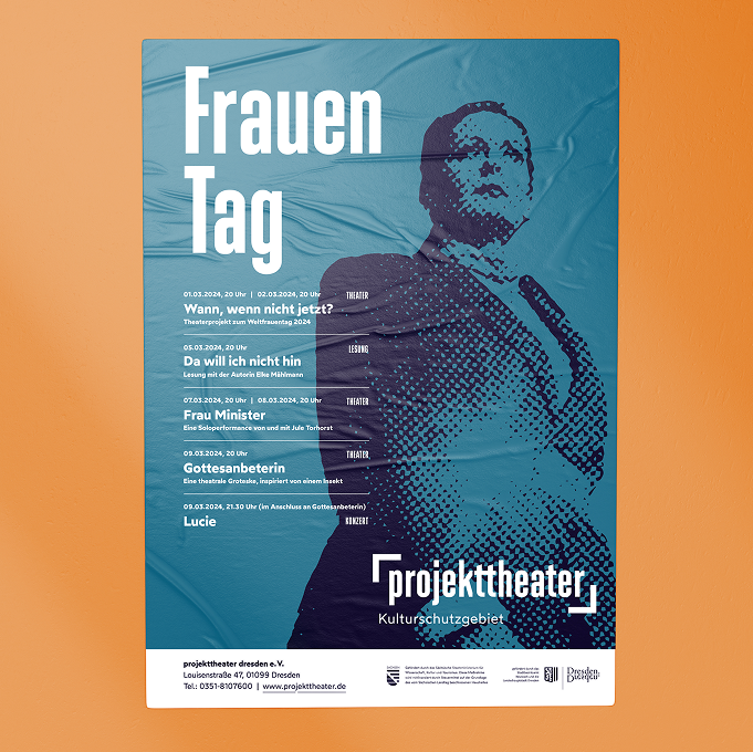 Ein Plakat für das projekttheater Dresden auf orangefarbenem Hintergrund. Das Plakat für Veranstaltungen zum Frauentag zeigt das gerasterte Bild einer Frau. Grundfarbe ist Türkis, die Schrift ist weiß.