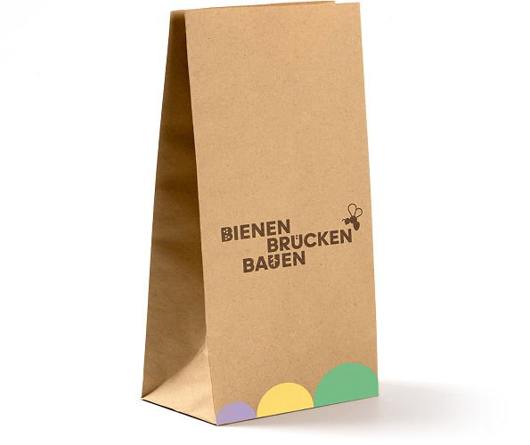 Freigestelltes Bild einer braunen Papiertüte aus Kraftpapier. Auf der Tüte ist das Logo des Projektes 